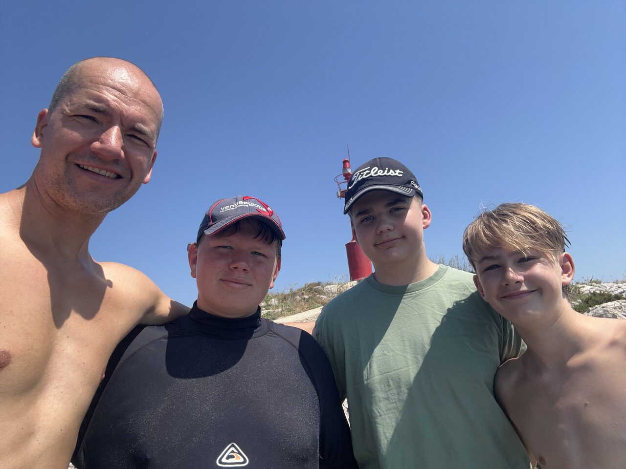 Coach Arvid Grüger (links) mit Teenagern auf einer Insel