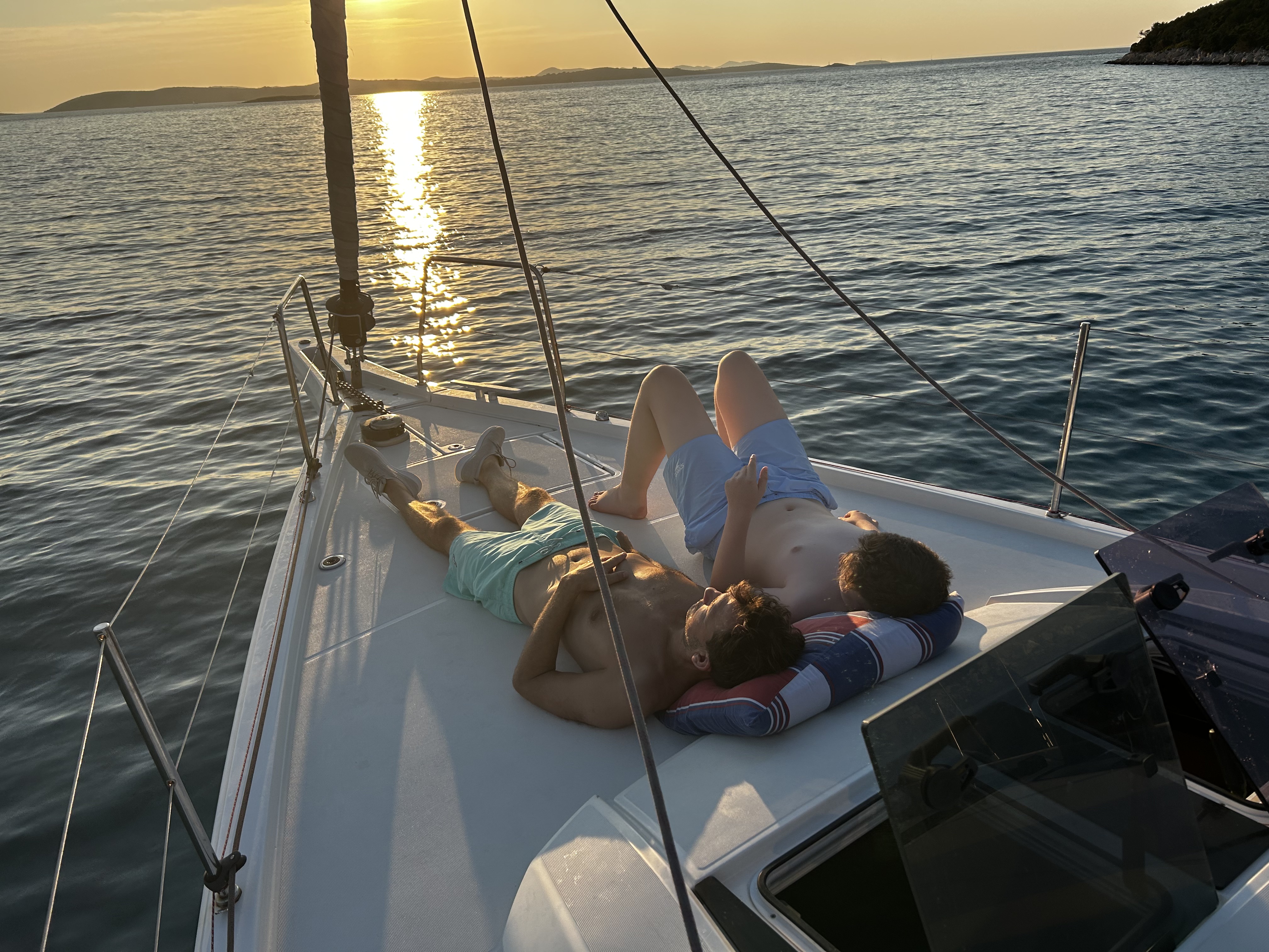 Sonnenuntergang auf dem Vorschiff der Yacht