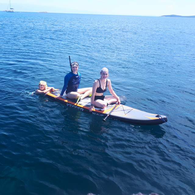 Stand-up-Paddling neben der Yacht